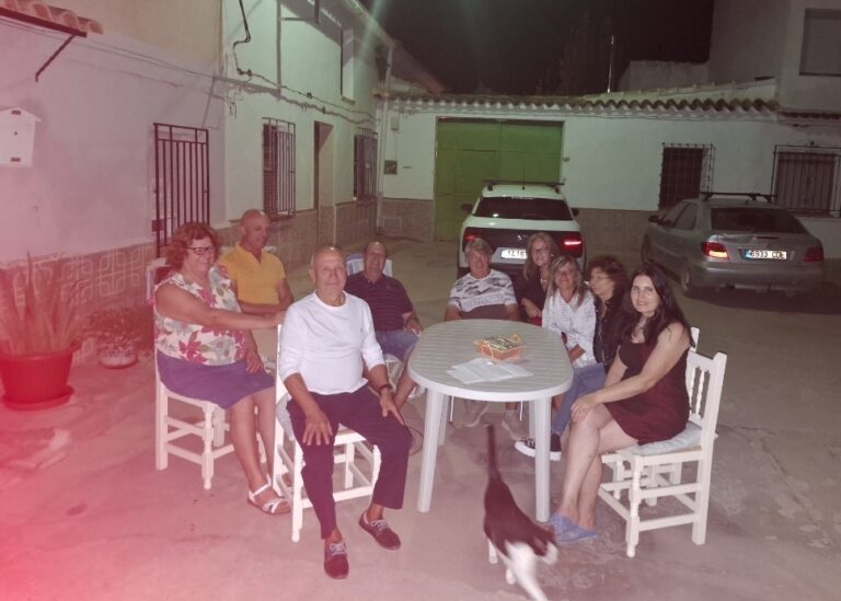 “Tomar el fresco” en El Picazo: la vida que late al caer la tarde